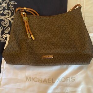 Michael Kors roomy hobo bag, gently used and perfect condition!